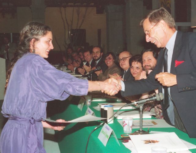 MARTHA COVARRUBIAS RECIBE PREMIO A LA EXCELENCIA ICOGRADA 1992 MUSEO CUEVAS 2A BICM